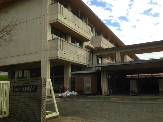 小学校　菱形小学校（小学校）まで700m