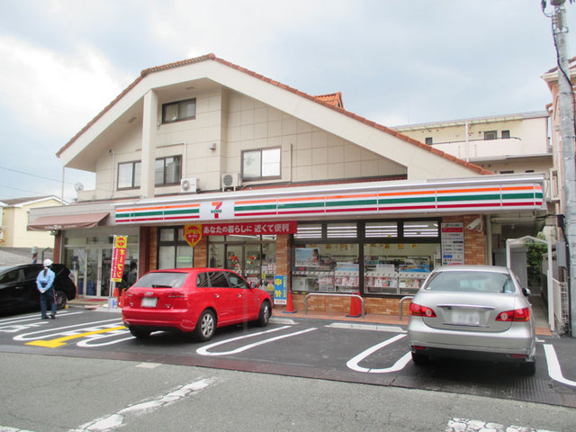 コンビニ　ファミリーマート　豊中東泉丘（コンビニ）まで484m