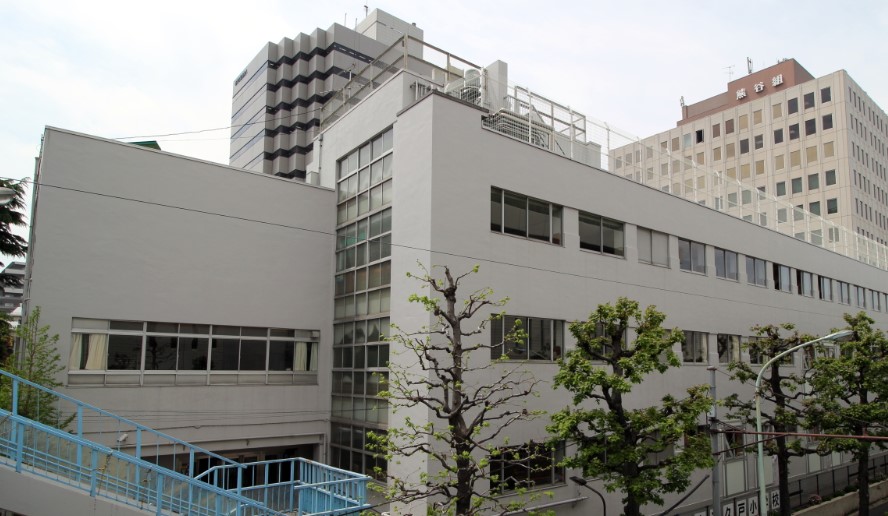 小学校　新宿区立津久戸小学校（小学校）まで470m