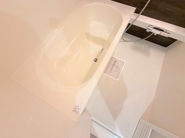 バス・シャワールーム　広めのお風呂は一日の疲れを癒してくれます。