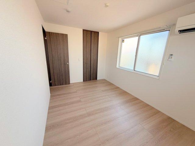 その他部屋・スペース　ゆとりのあるベッドルームで快適な睡眠をとってくださいね。