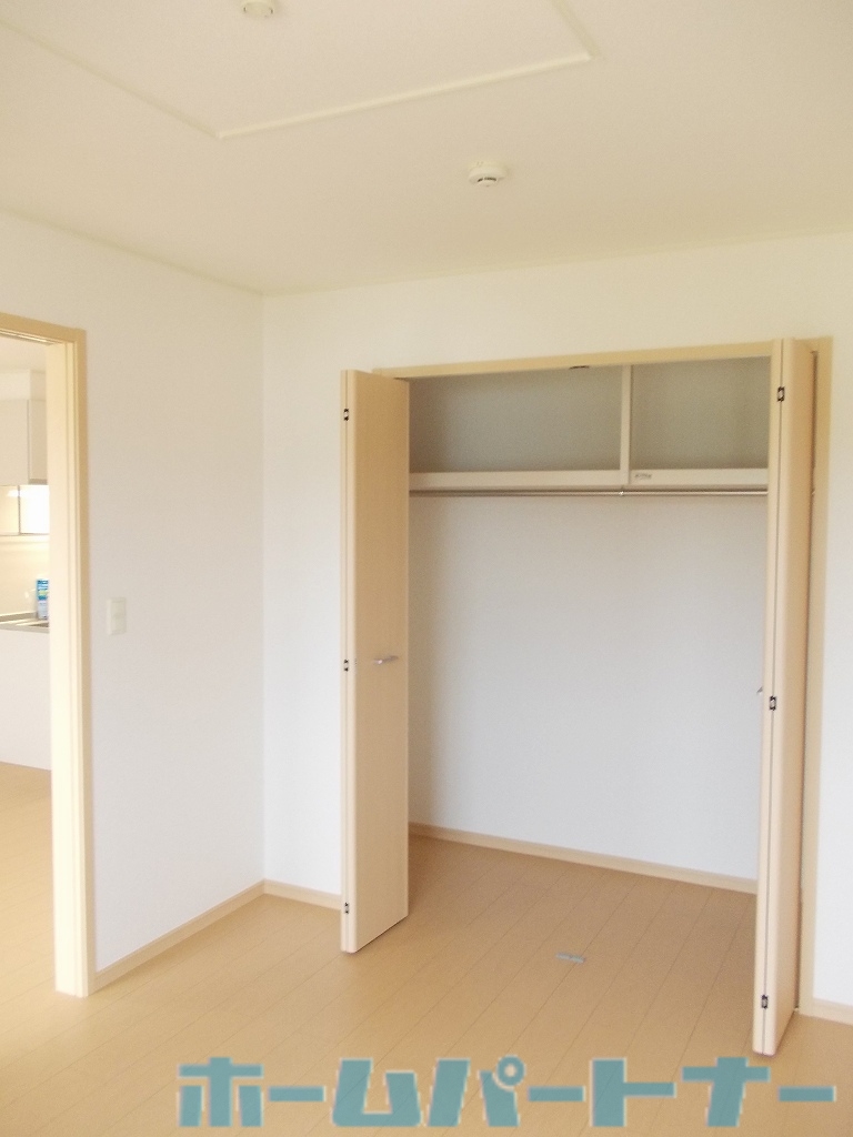 収納　ハンガーパイプがついており使いやすいクローゼット♪