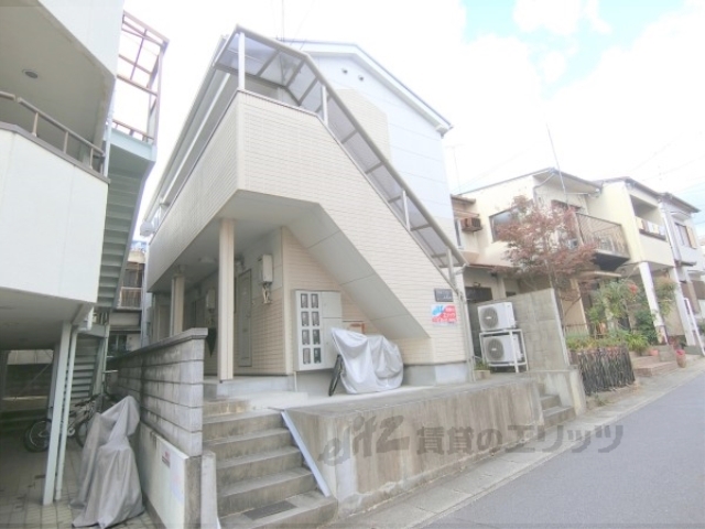 京都市山科区上花山坂尻のアパートの建物外観