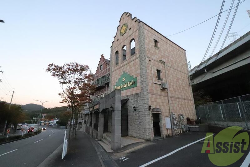 【神戸市北区山田町下谷上のマンションの建物外観】