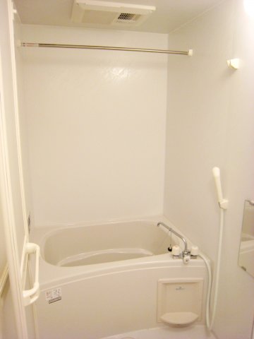 バス・シャワールーム　玄関には下駄箱、姿見鏡があります。