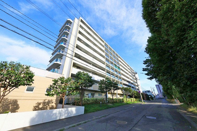 札幌市豊平区平岸六条のマンションの建物外観