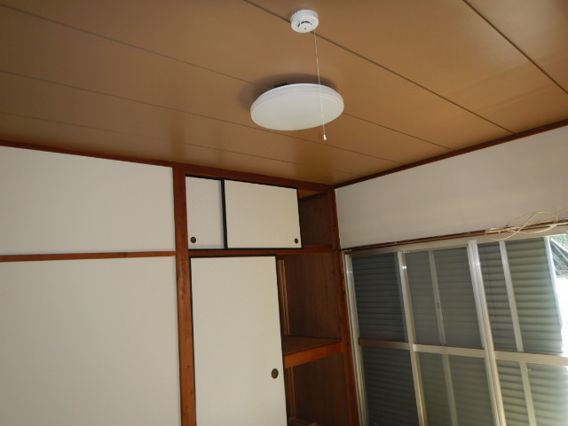 セキュリティ　火災警報器設置済。南側和室照明器具有（無償貸与備品）