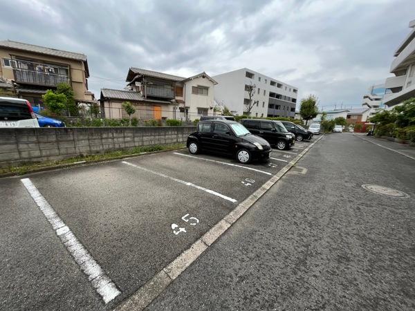 【千代田第2住宅５号棟の駐車場】