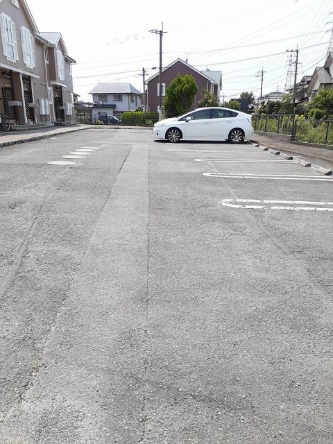 【サンフィールド中屋の駐車場】