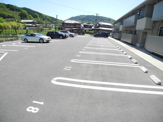 【諫早市黒崎町のアパートの駐車場】