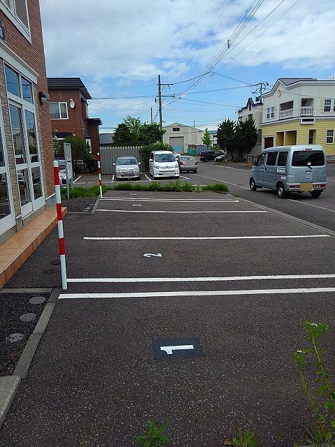 【札幌市白石区北郷九条のアパートの駐車場】