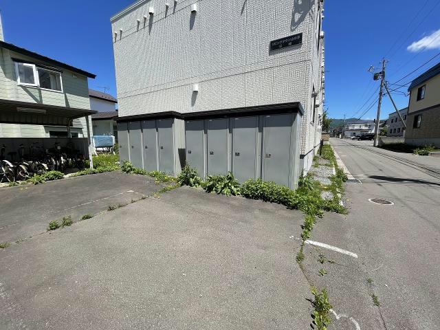 【函館市山の手のアパートの駐車場】