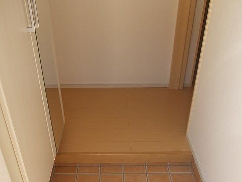 【姫路市広畑区則直のアパートの玄関】