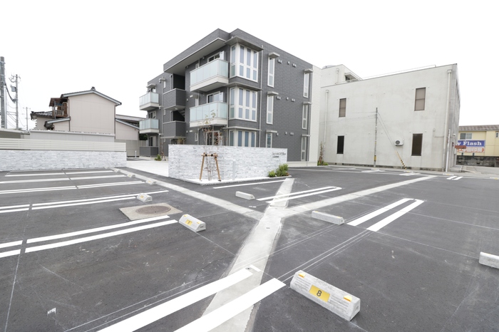 【富山市花園町のアパートの駐車場】