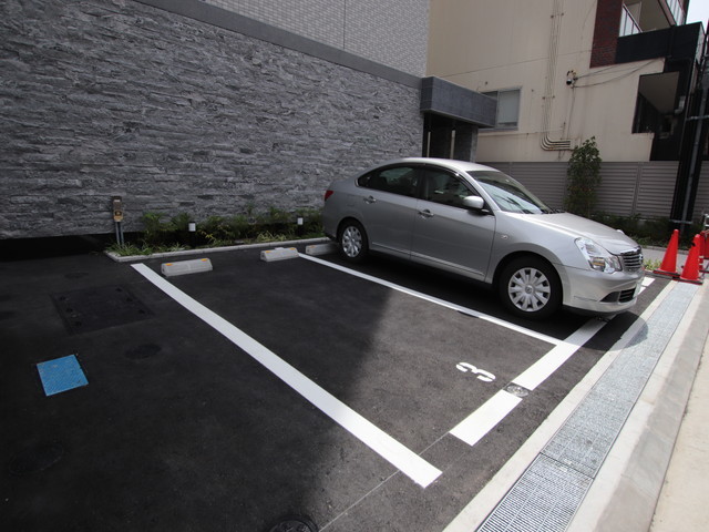 【尼崎市東難波町のマンションの駐車場】