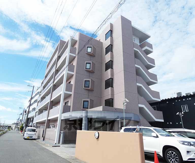 京都市伏見区竹田北三ツ杭町のマンションの建物外観