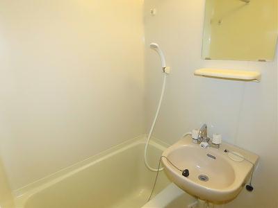 バス・シャワールーム　洗面台とユニット式のお風呂です