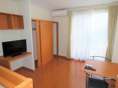 居室・リビング　カーテンやテーブル、テレビも備え付けです