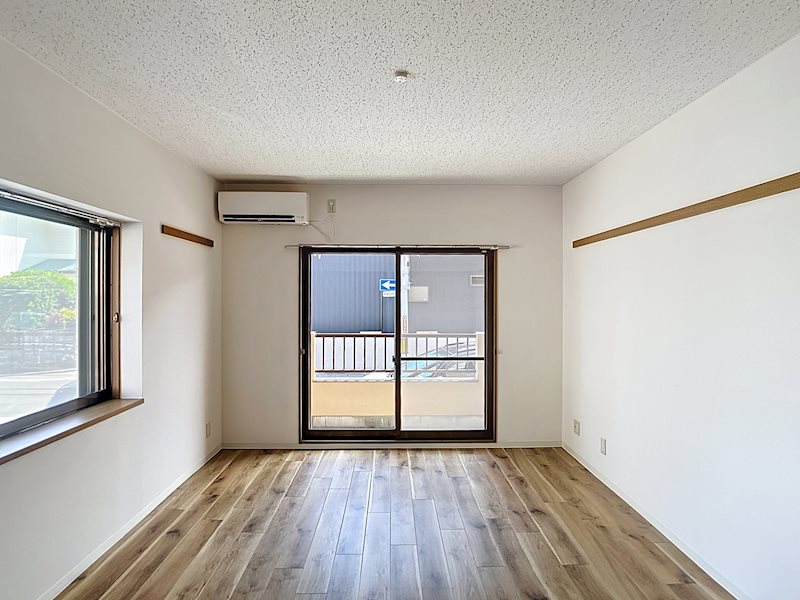 居室・リビング　東壁に腰窓があり、日当たり良好♪