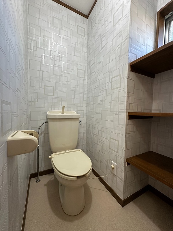 トイレ　収納棚あり