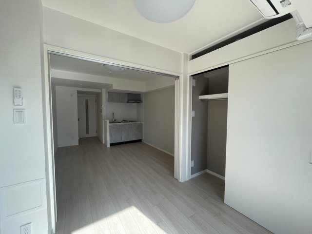 居室・リビング　同物件別室です。