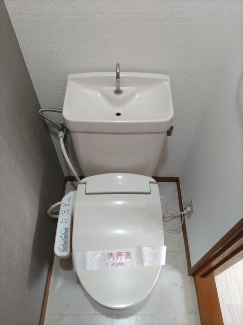 トイレ　温水洗浄便座のトイレ