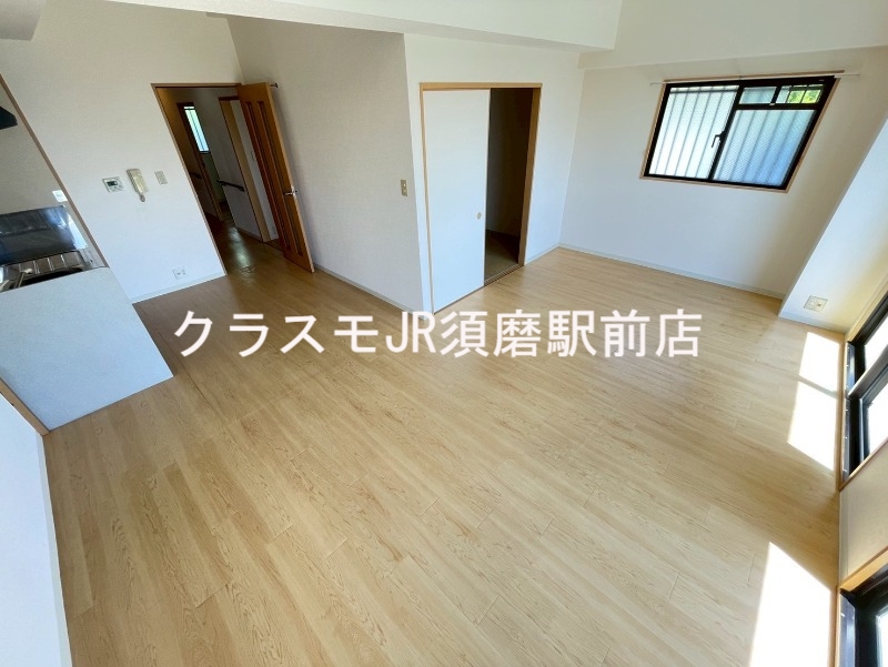 居室・リビング　広いリビングはご家族全員がリラックスできる空間です。"