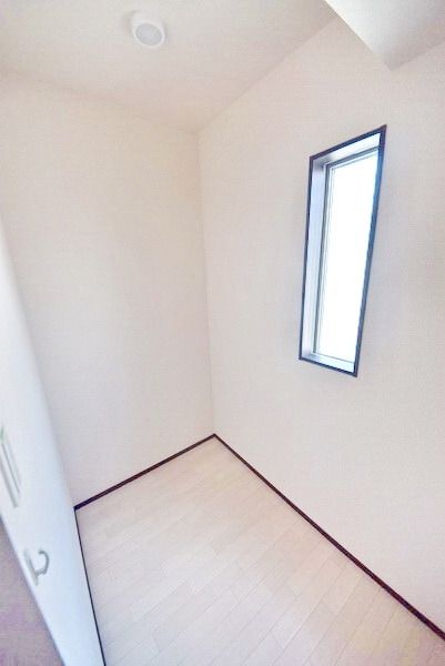 その他　階段上の収納スペースです