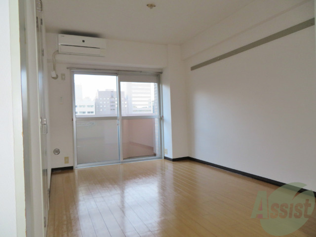 居室・リビング　南向きの明るいお部屋ですよ。こちらは６帖の洋室です。