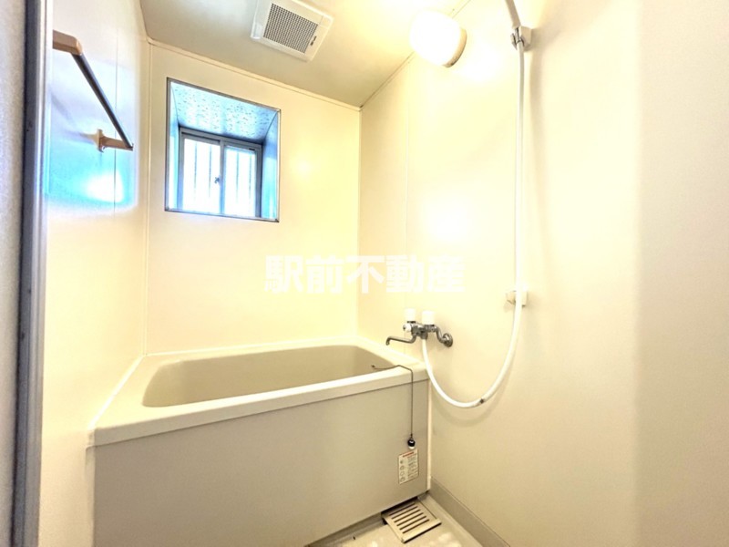 バス・シャワールーム　窓が付いて衛生的です