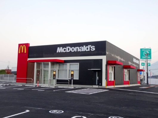 飲食店　マクドナルド １１号三豊店（飲食店）まで894m