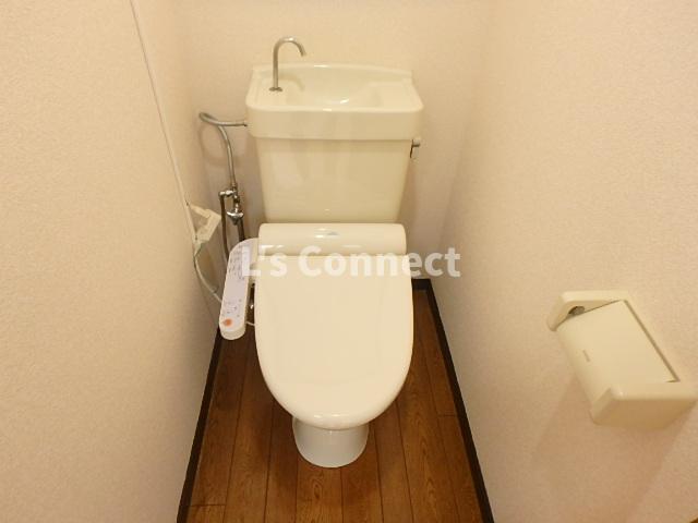 トイレ　温水洗浄便座付きのトイレ。（参考写真）