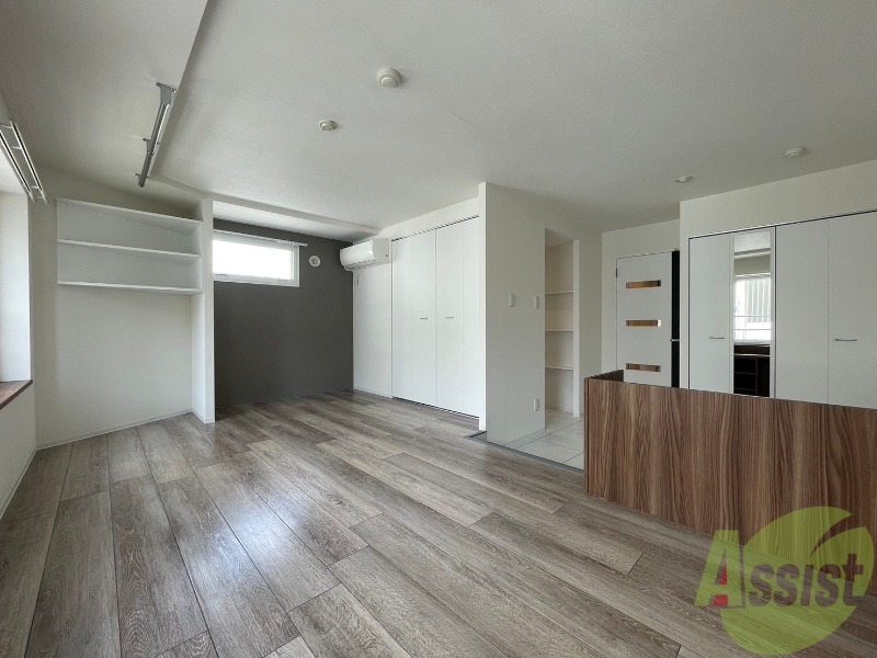 居室・リビング　白さが清潔感を出してくれます。お部屋も明るいですね。