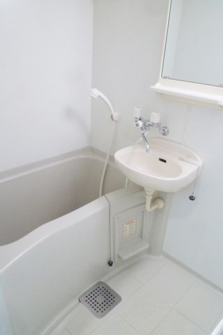 バス・シャワールーム　★清潔感のあるバスルームです★★なんとウォシュレットです★…