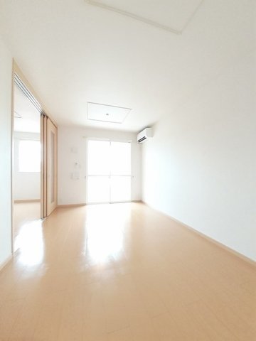 居室・リビング　こちらのリビングで趣味の時間をお楽しみください