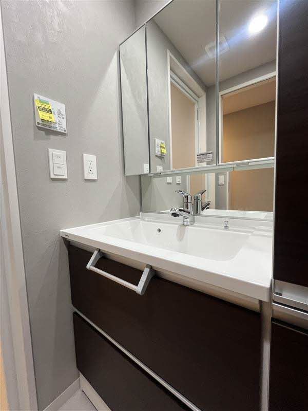 洗面設備　清潔感あふれる洗面台で、化粧品や洗面用具をすっきりと収納で…