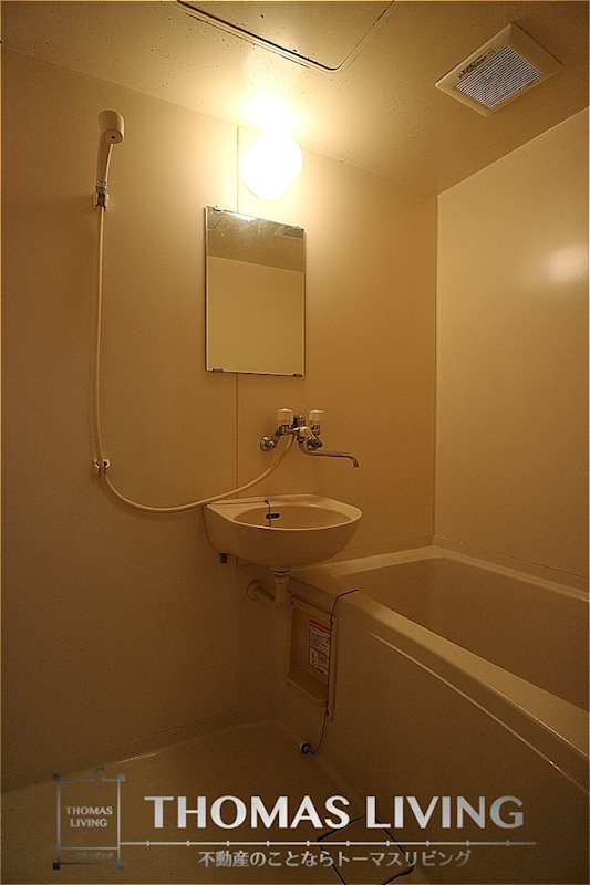 バス・シャワールーム　洗面台完備しております。