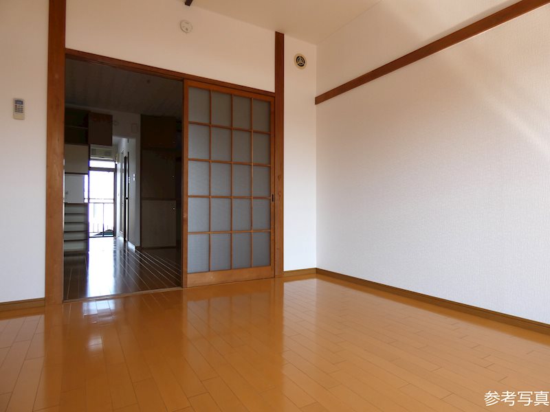 その他部屋・スペース　窓側から室内を見る