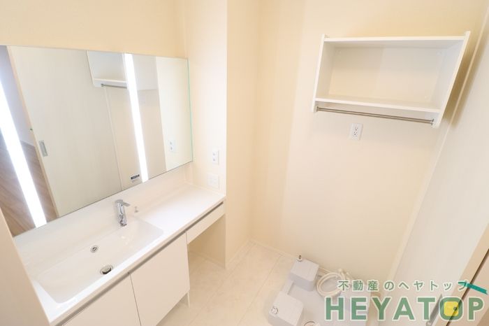 洗面設備　忙しい朝の身支度に便利なシャワー付き洗面化粧台（同仕様写真）