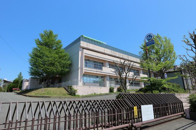 中学校　横浜市立中川西中学校（中学校）まで2096m
