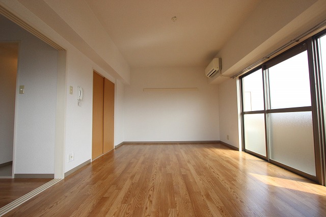 居室・リビング　同物件別号室の写真