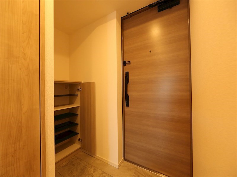 玄関　玄関　シューズボックス付