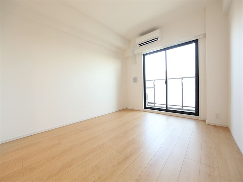 バルコニー　洋室8帖　エアコン完備　バルコニー