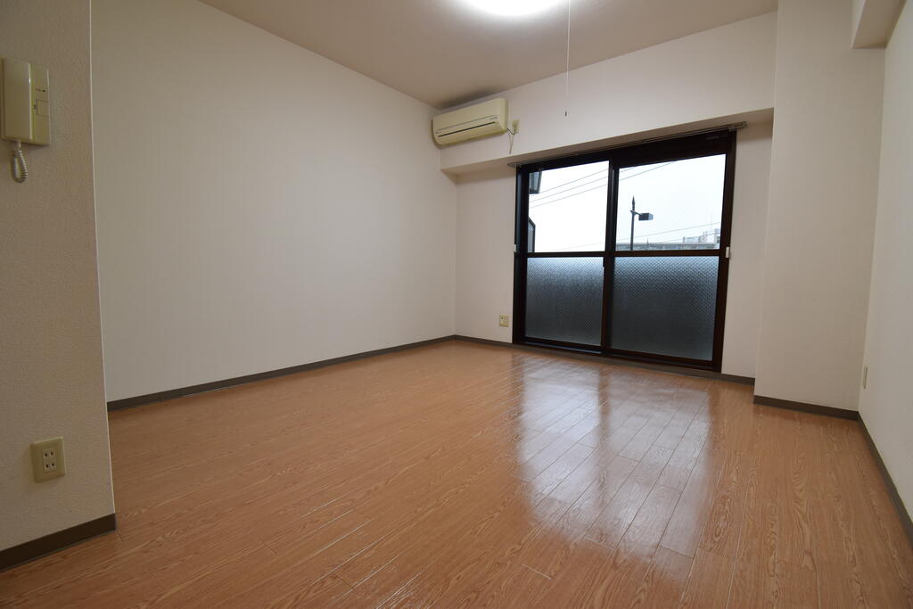 居室・リビング　※同建物の別のお部屋の写真です。