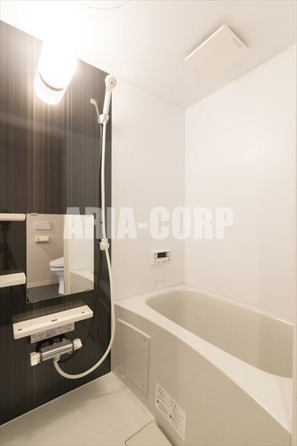 バス・シャワールーム　追い焚き機能付。カラーパネル採用でお洒落なバスルームです♪