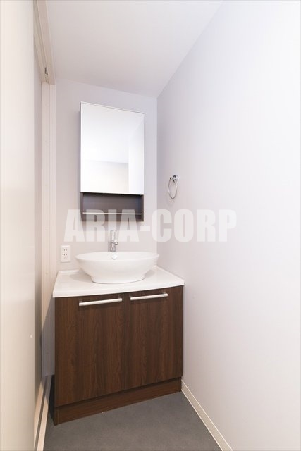 洗面設備　デザイン型独立洗面台！収納豊富で便利です♪