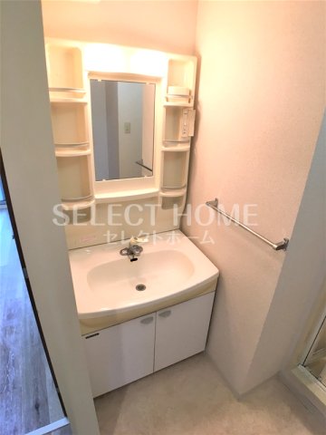 洗面設備　独立洗面台、小物を置くことができて便利です 同型タイプ