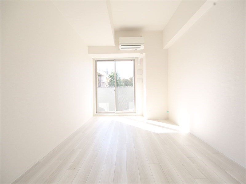 バルコニー　洋室8帖　エアコン完備　バルコニー