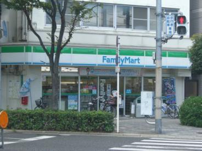 コンビニ　ファミリーマート（コンビニ）まで220m