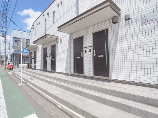 エントランス　♪一階も二階も入口は隣り合っています♪